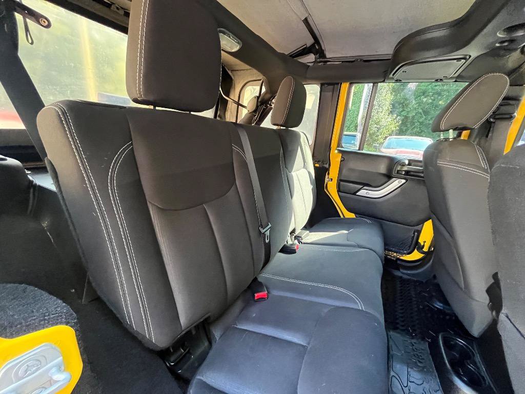 Used 2015 Jeep Wrangler Unlimited Sahara w/ Connectivity Group AWD/4WD image 40