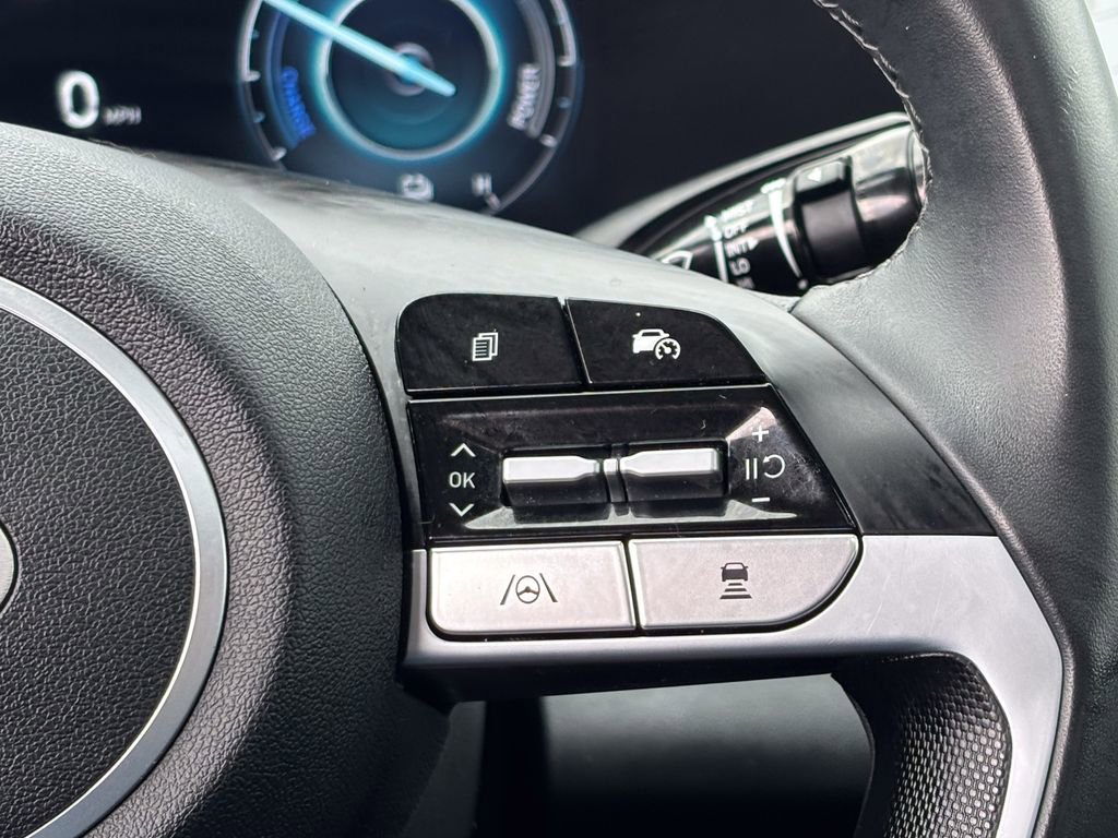 Used 2025 Hyundai Elantra Limited image 29