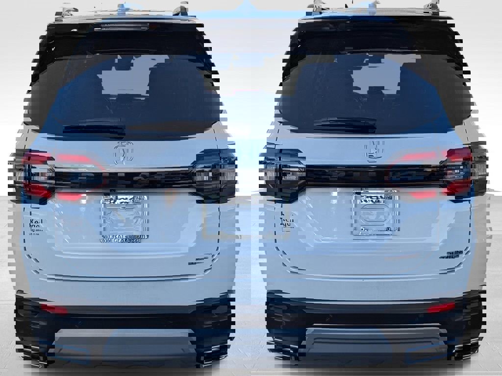 Used 2025 Honda Pilot Touring image 4