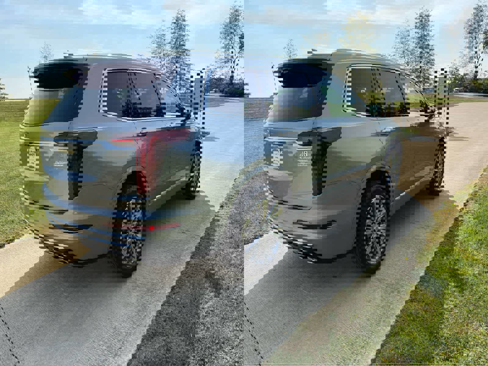 Used 2025 Cadillac XT6 Premium Luxury image 4