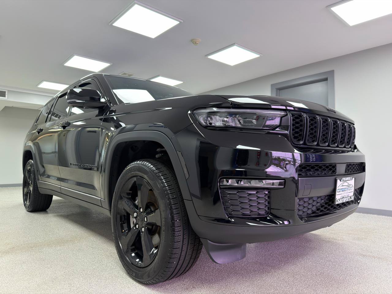 Used 2025 Jeep Grand Cherokee L Limited w/ Black Appearance Package AWD/4WD image 4
