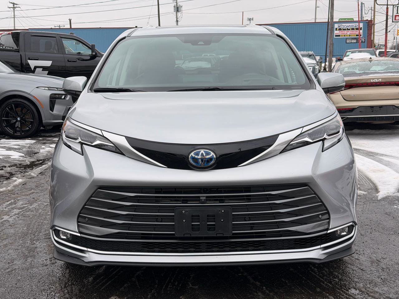 Used 2022 Toyota Sienna Platinum image 2