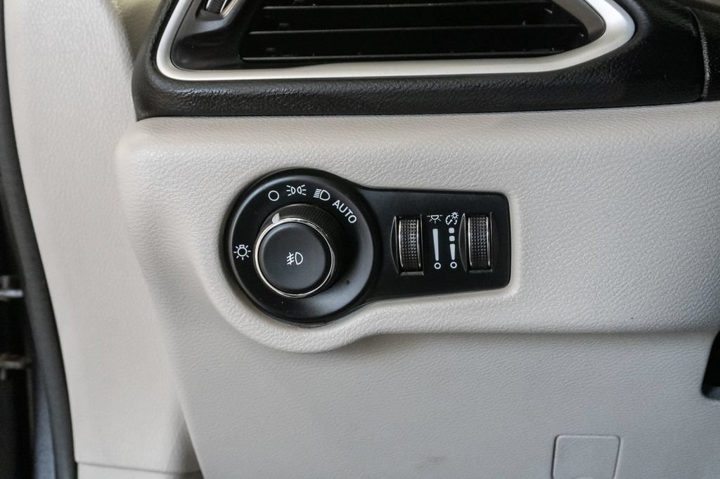 Used 2023 Chrysler Pacifica Touring-L FWD image 13