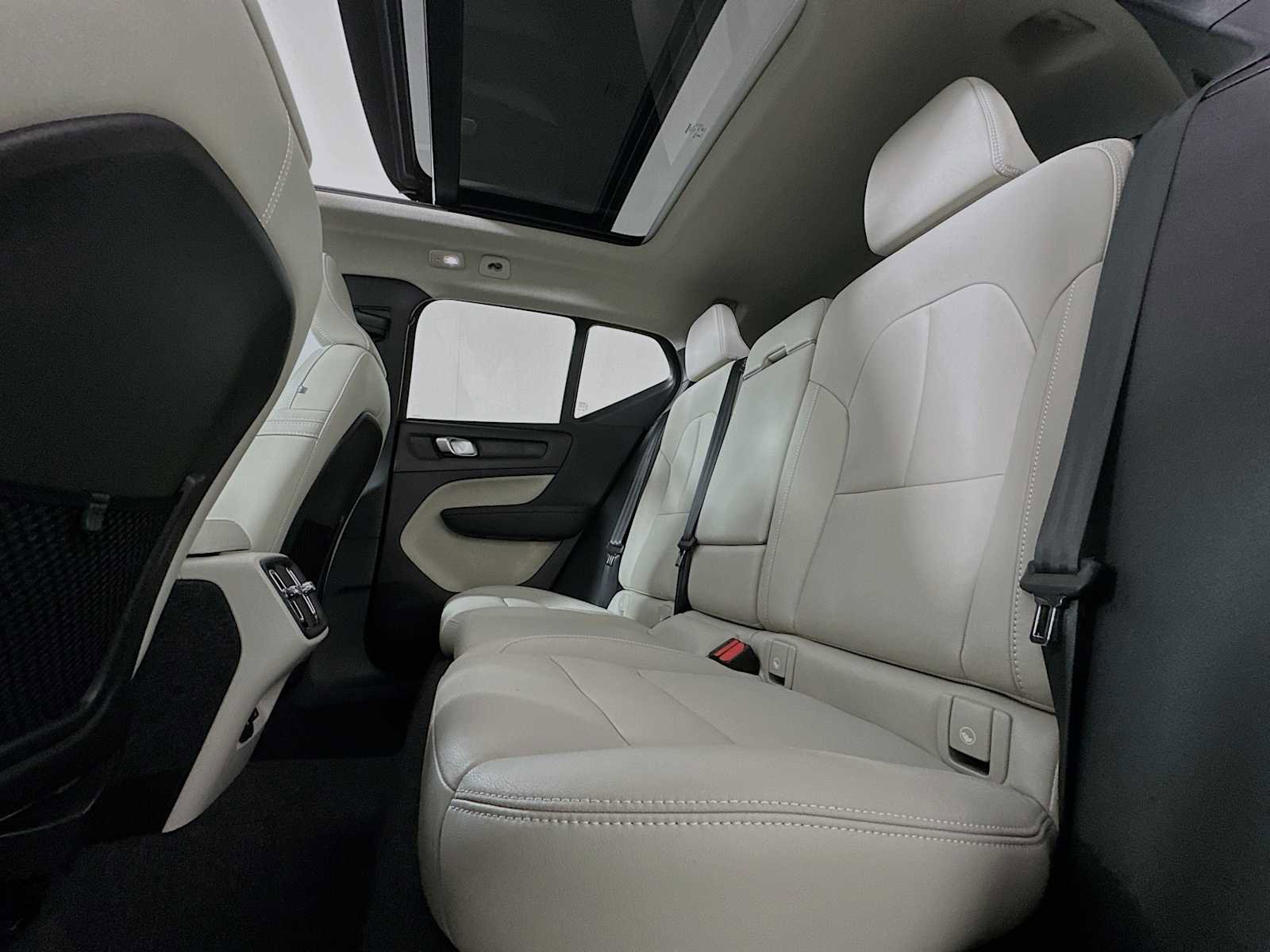 Used 2025 Volvo XC40 B5 Plus w/ Protection Package Premier image 23