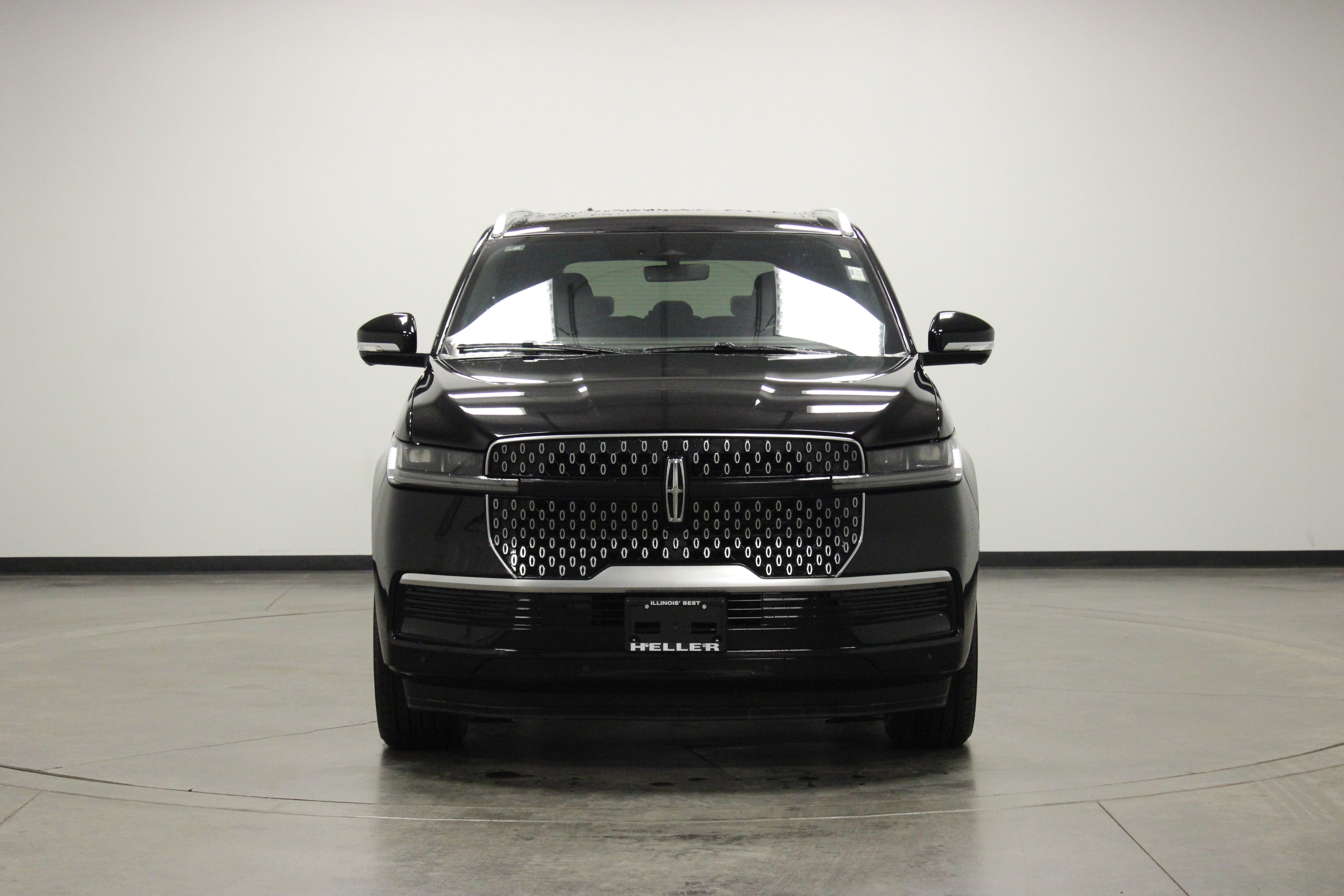 Used 2025 Lincoln Navigator Reserve image 3