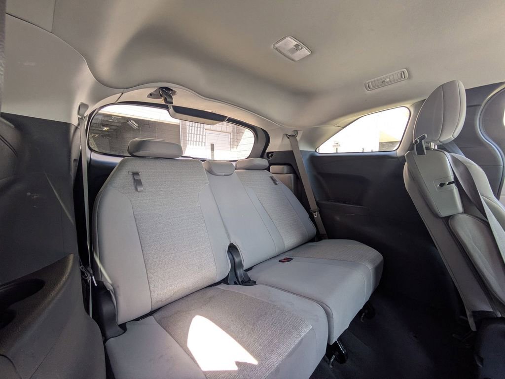 Used 2025 Toyota Sienna LE image 28