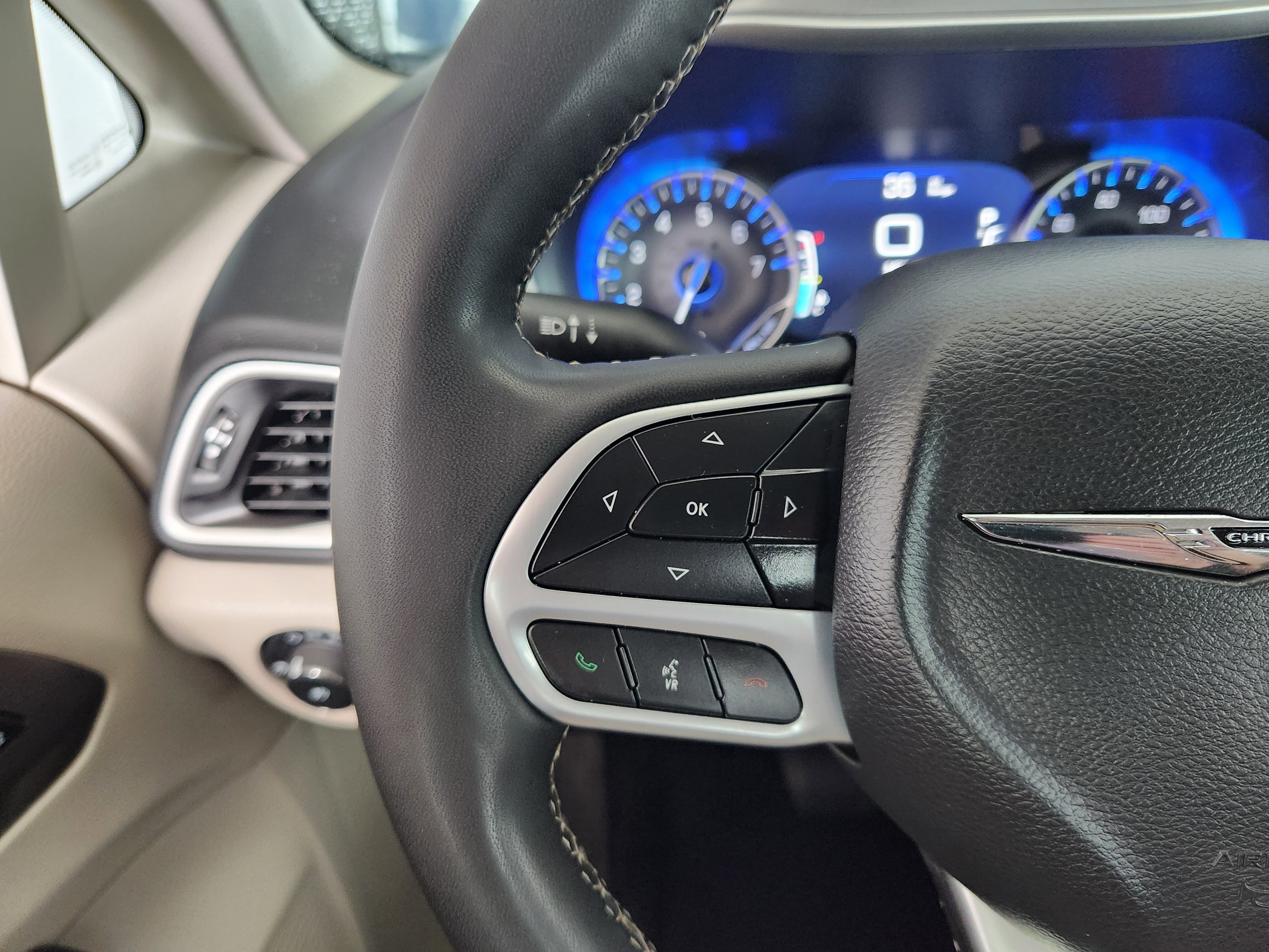 Used 2023 Chrysler Pacifica Touring-L FWD image 30