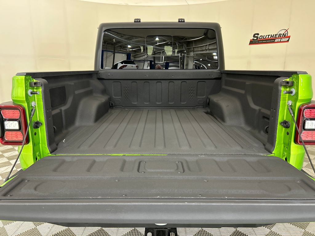 Used 2025 Jeep Gladiator Mojave w/ Convenience Group AWD/4WD image 5
