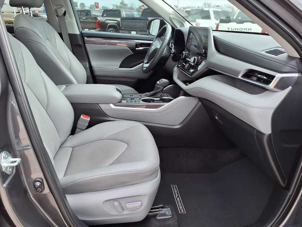 Used 2024 Toyota Highlander Platinum image 20