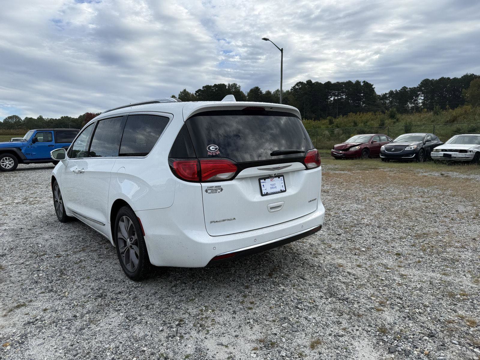 Used 2020 Chrysler Pacifica Limited w/ Tire & Wheel Group video 3