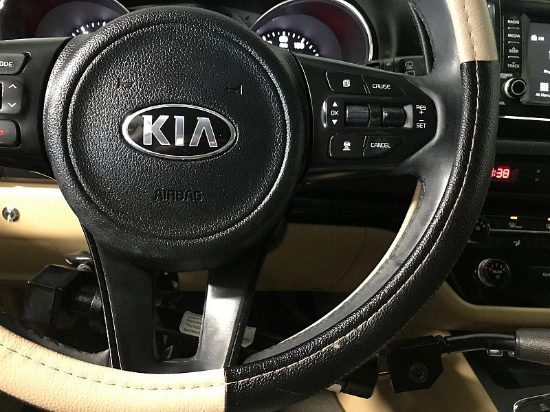 Used 2017 Kia Sedona LX w/ LX Essentials Premium Package FWD image 24