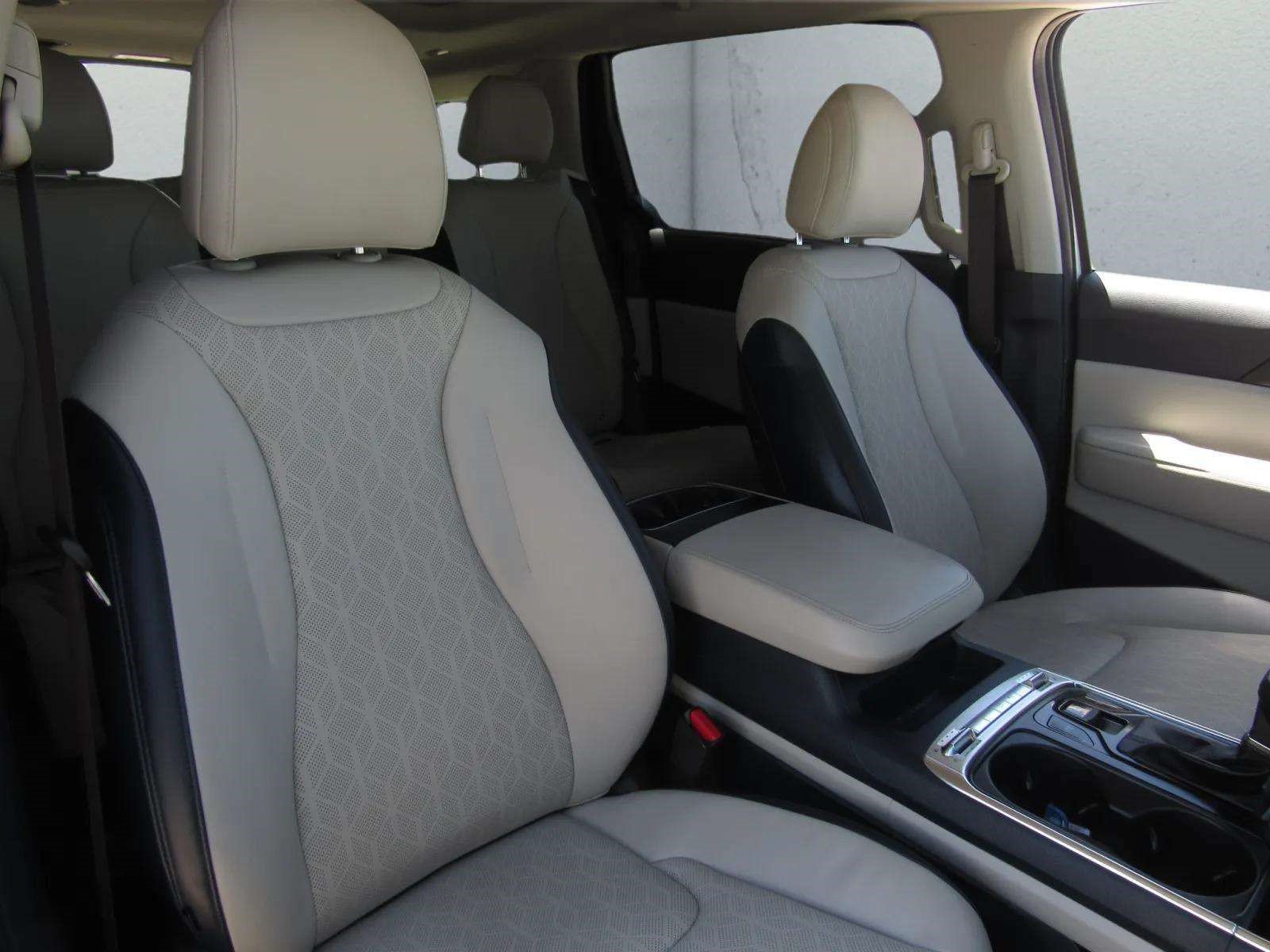 Used 2025 Kia Carnival SX w/ SX Dark Edition Package FWD image 11