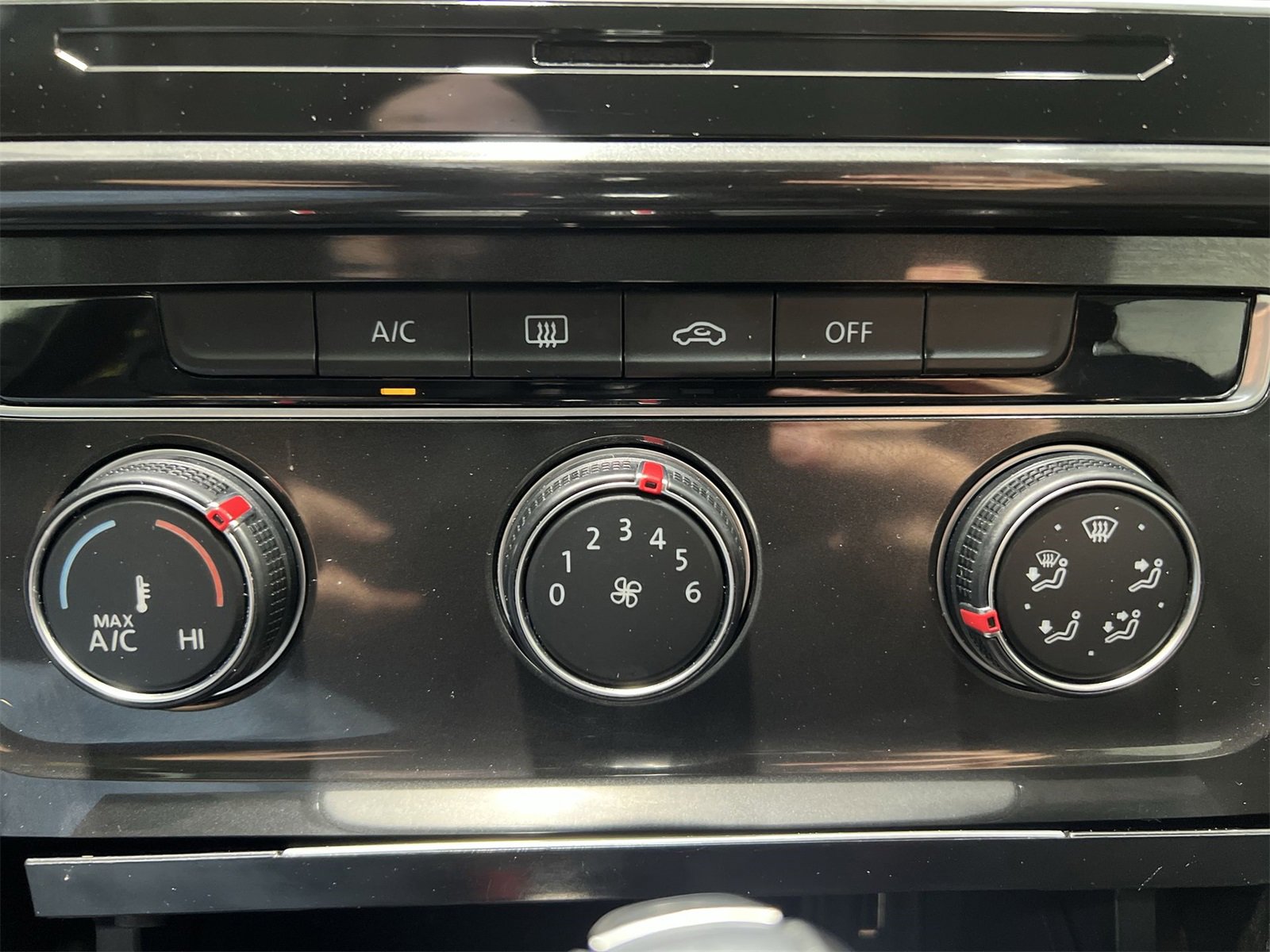 Used 2019 Volkswagen Golf S image 18