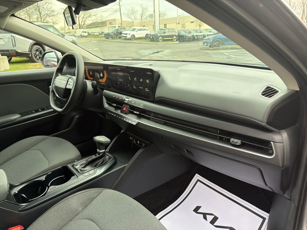 Used 2025 Kia K4 LXS image 12
