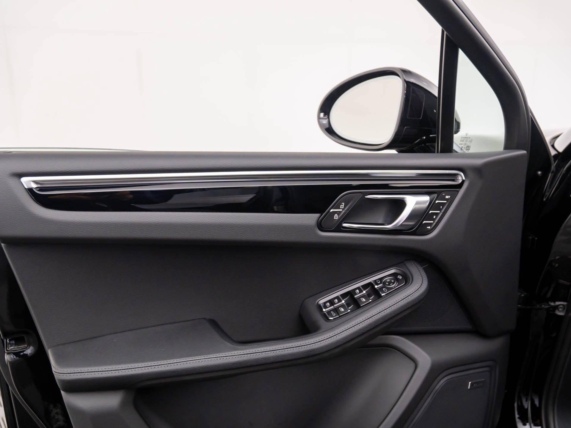 Certified 2026 Porsche Macan AWD/4WD image 14