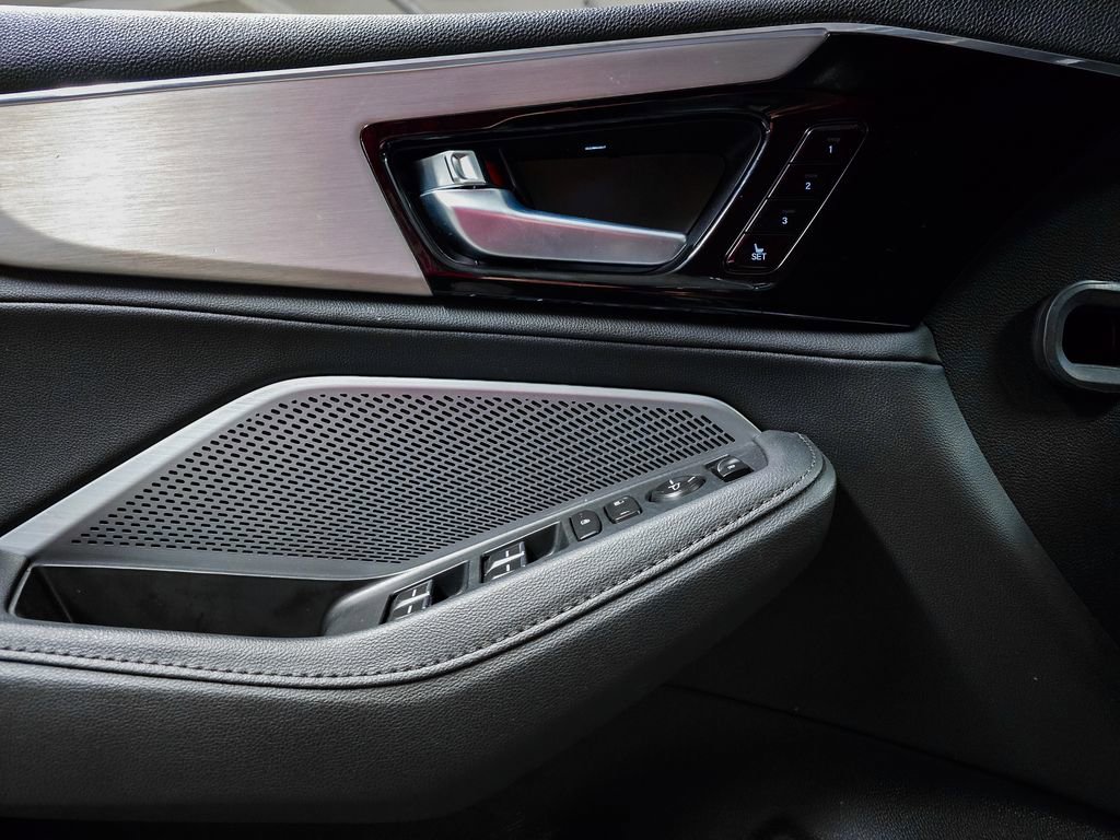 Used 2025 Acura MDX SH-AWD image 16