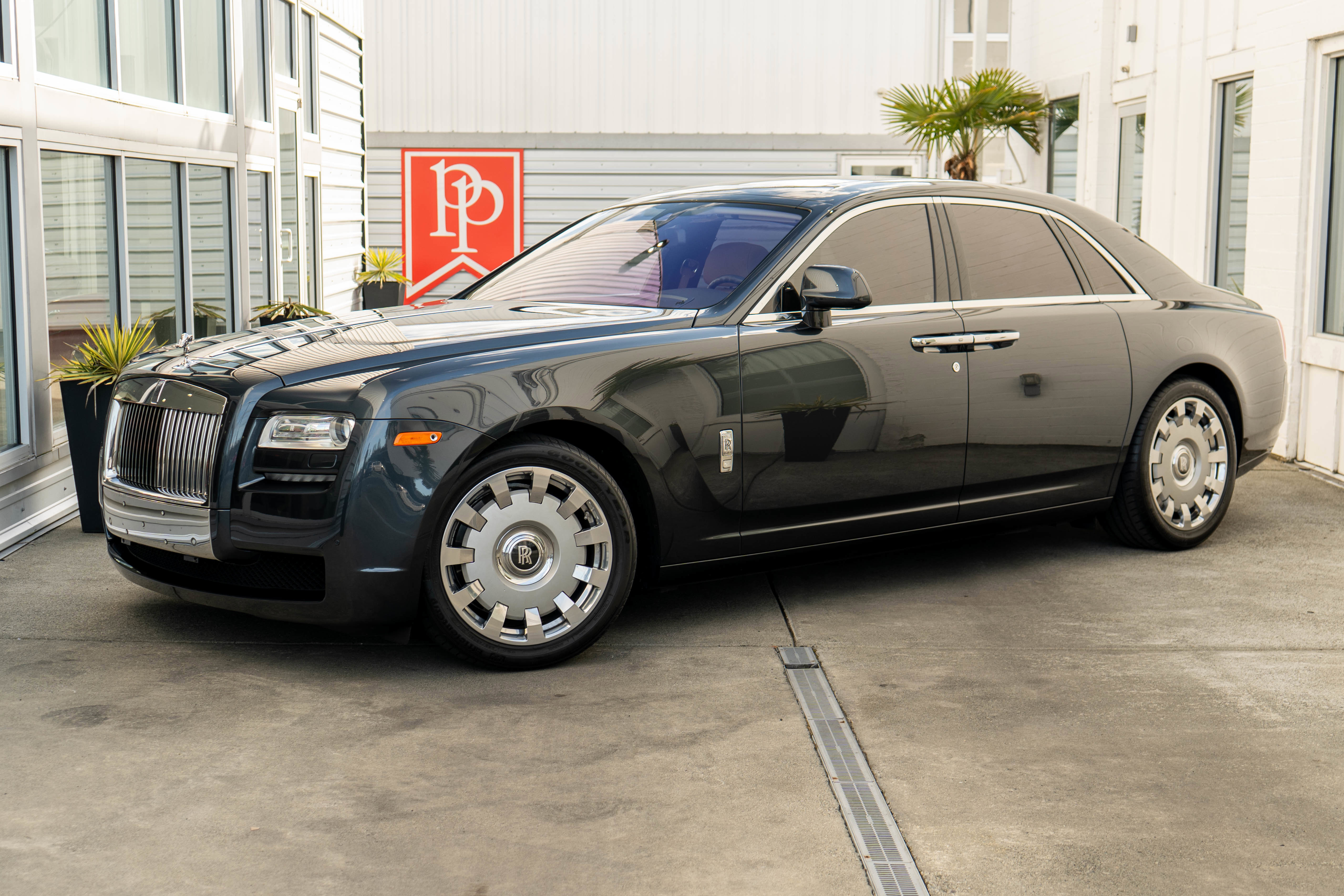 Used 2014 Rolls-Royce Ghost image 2