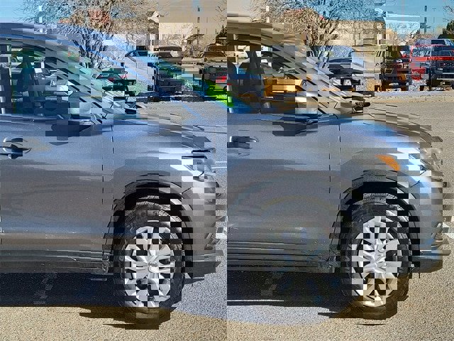 Used 2016 Nissan Rogue S image 2