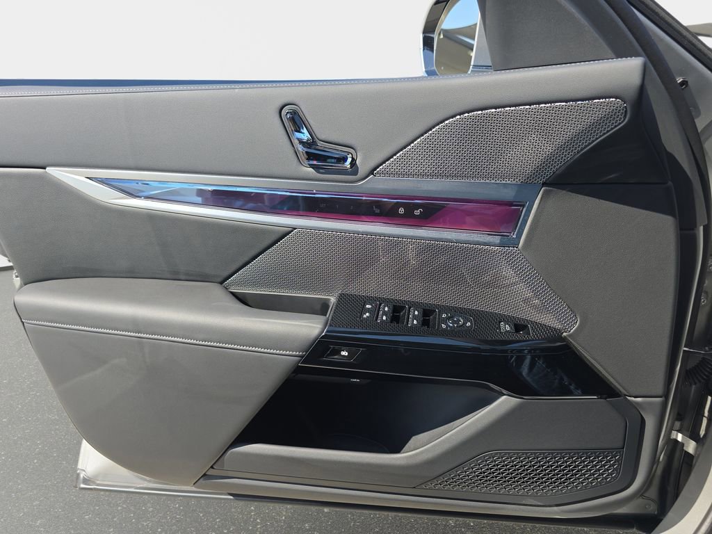Used 2025 BMW i7 eDrive50 w/ Premium Package image 27
