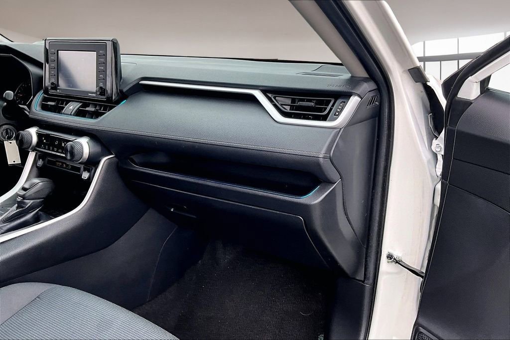Used 2021 Toyota RAV4 LE image 16
