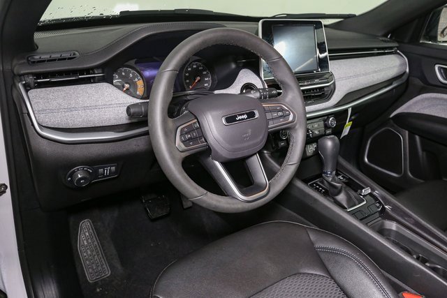 Used 2025 Jeep Compass Latitude image 20