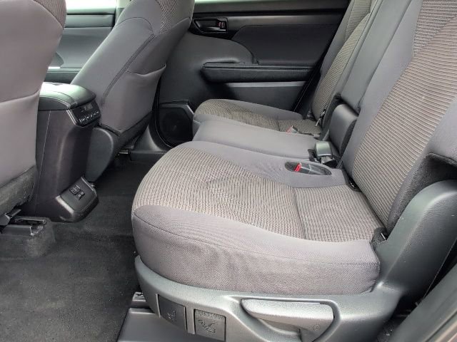 Used 2024 Toyota Highlander LE image 7