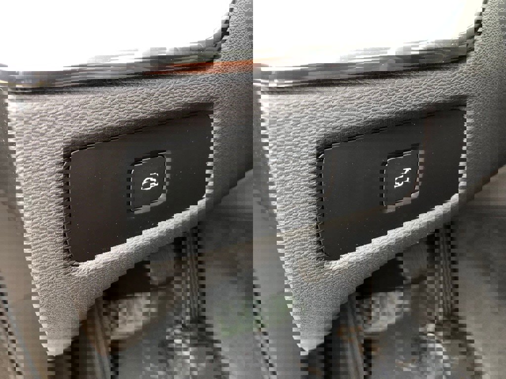 Used 2025 Volvo XC60 B5 Ultra w/ Protection Package Premier image 13