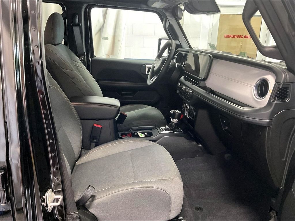 Used 2024 Jeep Wrangler Unlimited Sahara AWD/4WD image 11