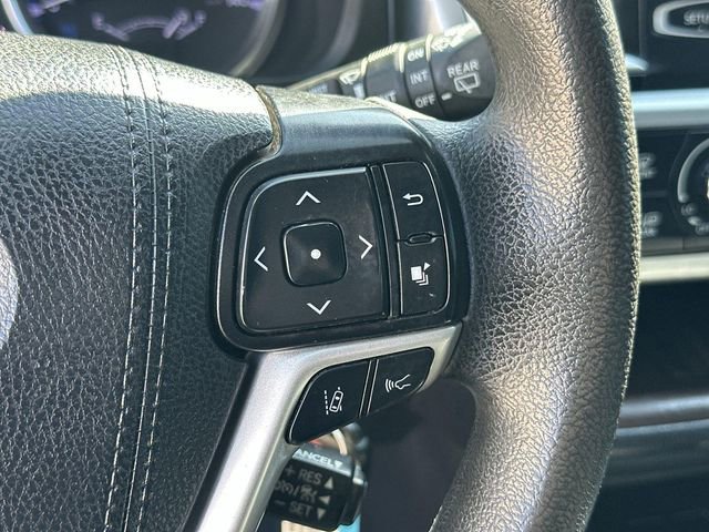 Used 2019 Toyota Highlander LE w/ Carpet Mat Package (TMS) image 35