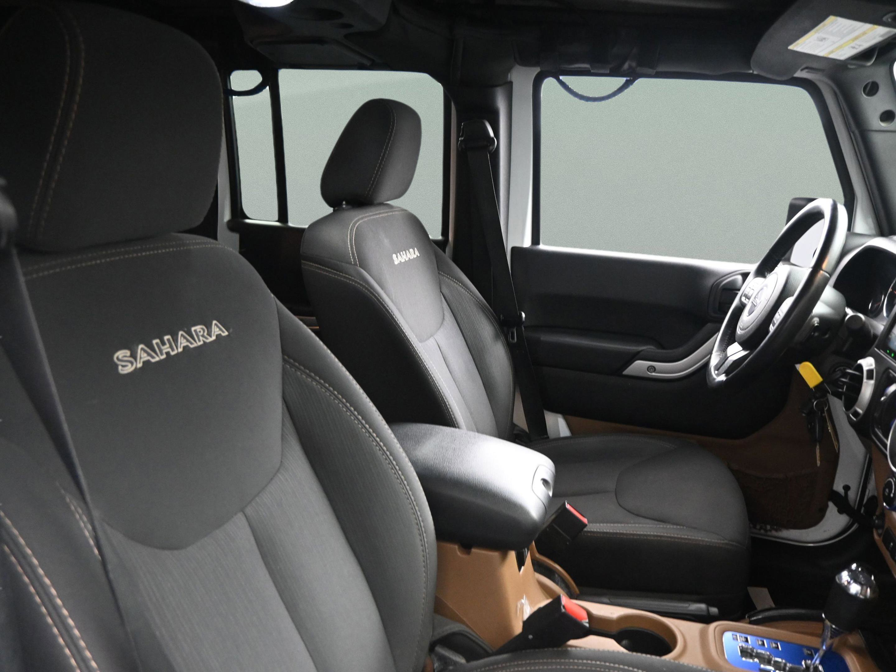 Used 2016 Jeep Wrangler Unlimited Sahara w/ Connectivity Group image 35