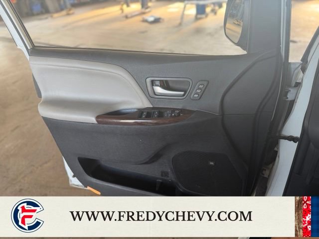 Used 2019 Toyota Sienna Limited Premium w/ Carpet Mat Package FWD image 22