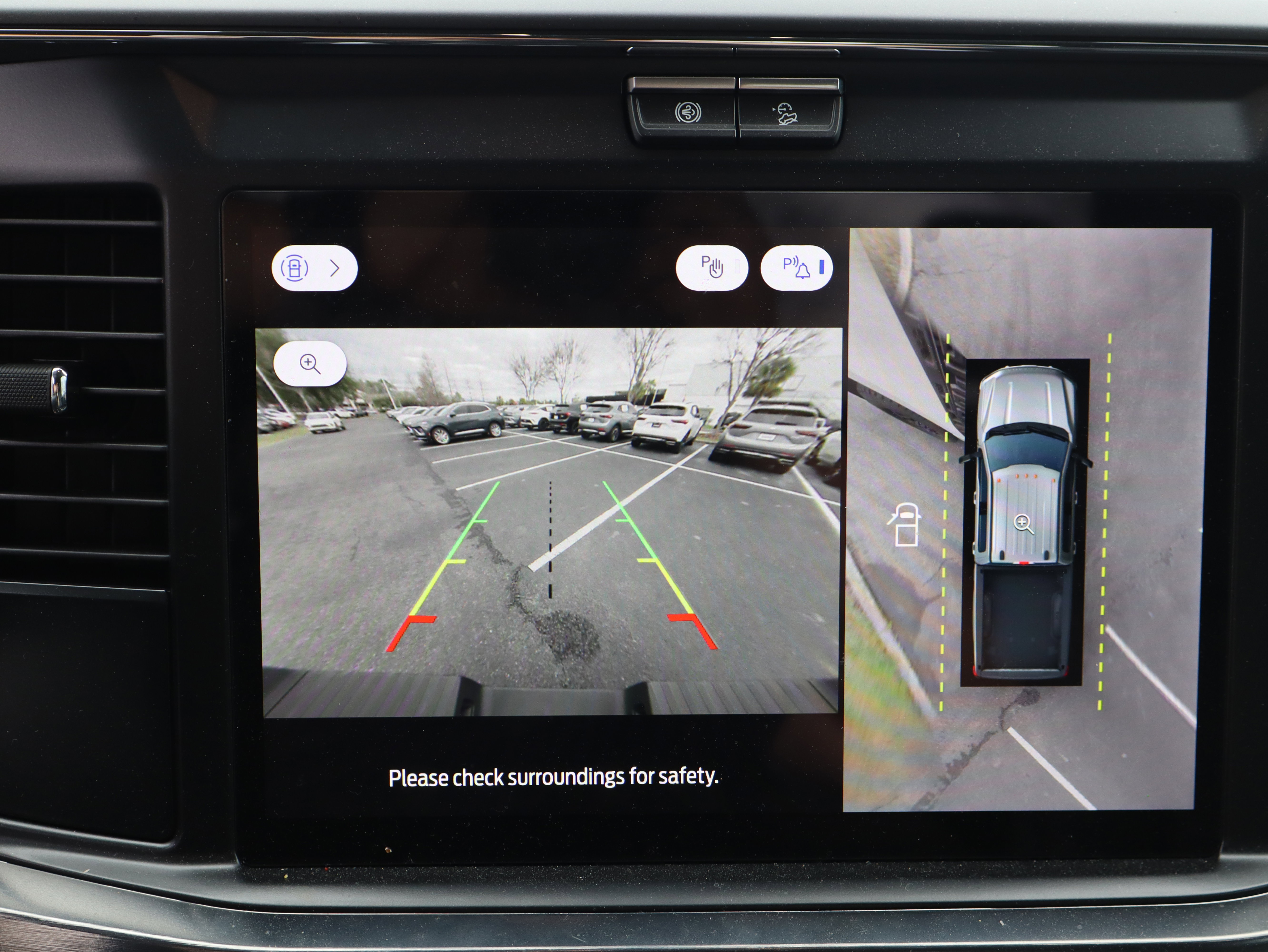 Used 2025 Ford F350 Lariat w/ Black Appearance Package image 32