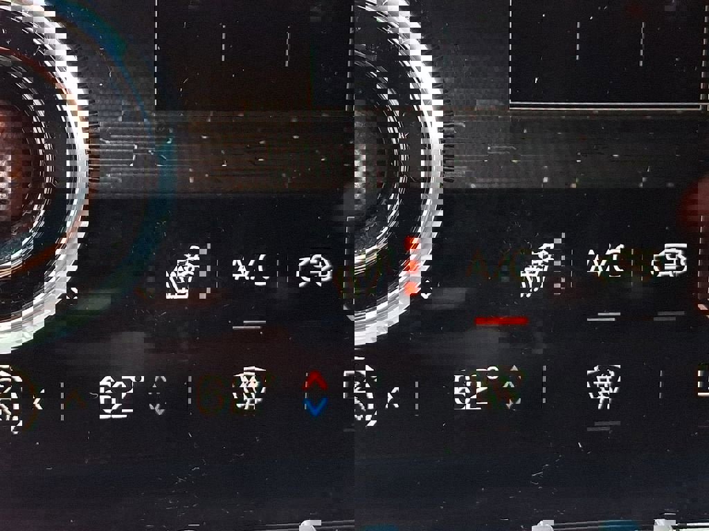 Certified 2024 GMC Acadia Elevation w/ Luxury Package image 25