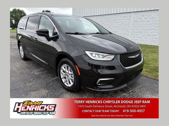 Used 2023 Chrysler Pacifica Touring-L FWD image 1