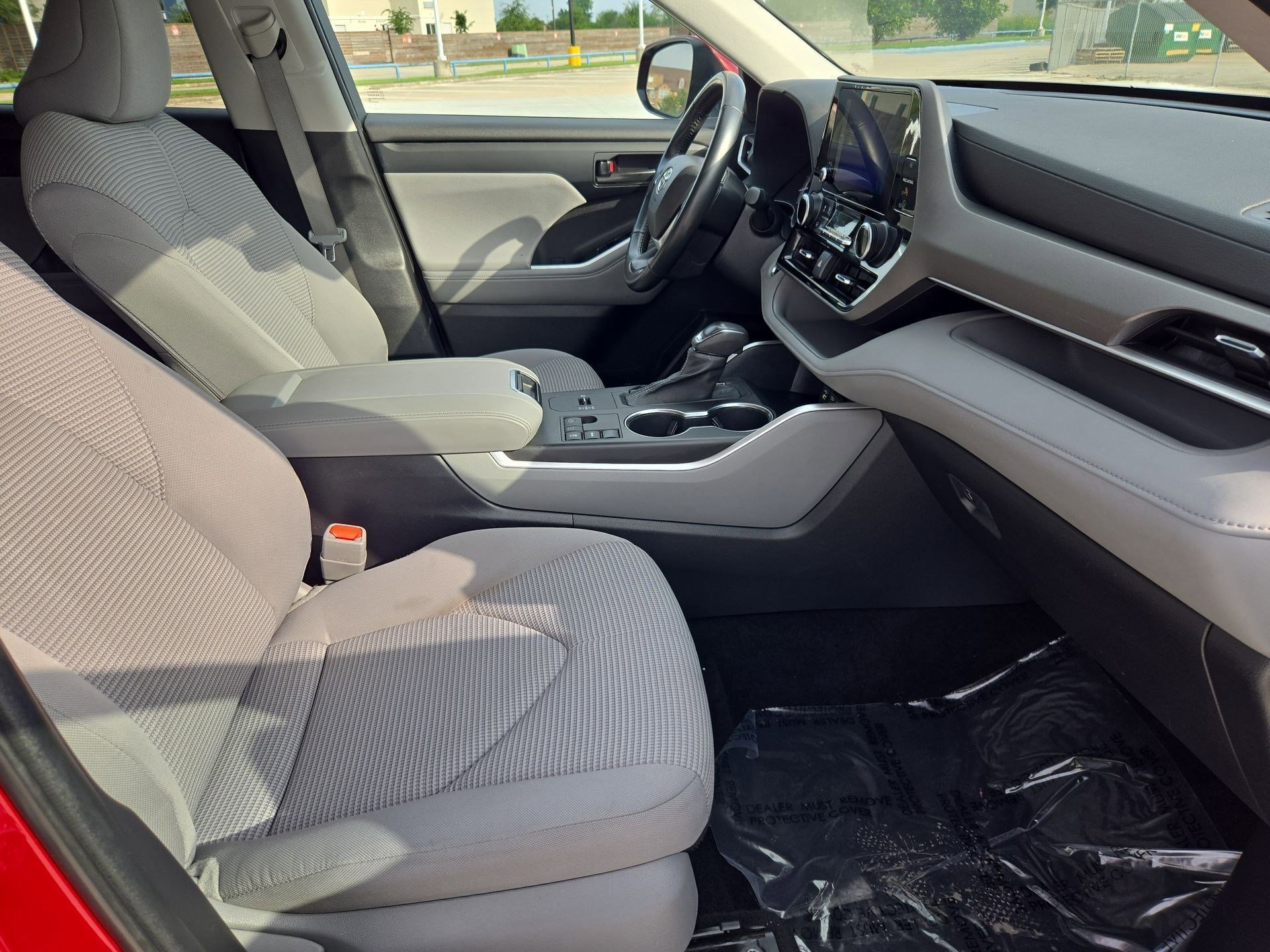 Used 2023 Toyota Highlander LE FWD image 31