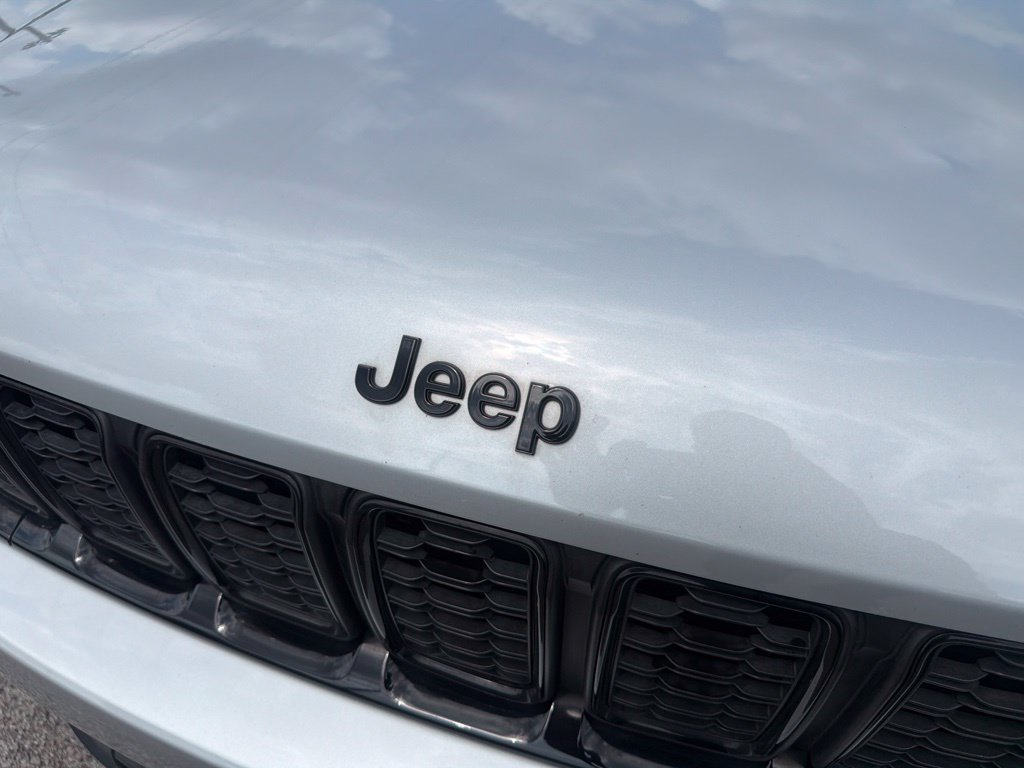 Used 2023 Jeep Grand Cherokee Altitude AWD/4WD image 10