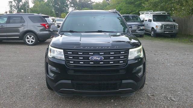 Used 2017 Ford Explorer XLT w/ Equipment Group 202A AWD/4WD image 2