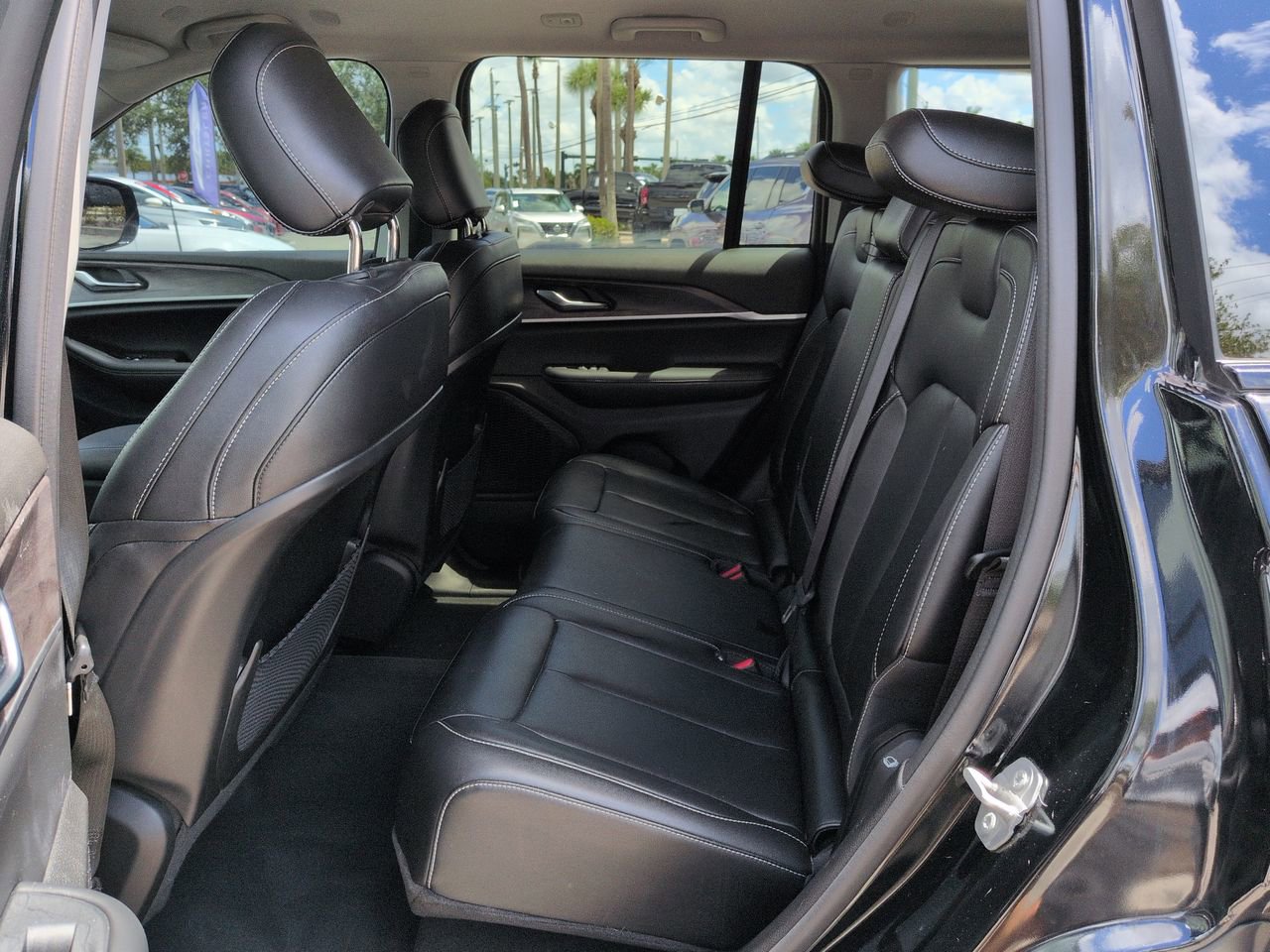 Used 2023 Jeep Grand Cherokee Limited w/ Black Appearance Package AWD/4WD image 14