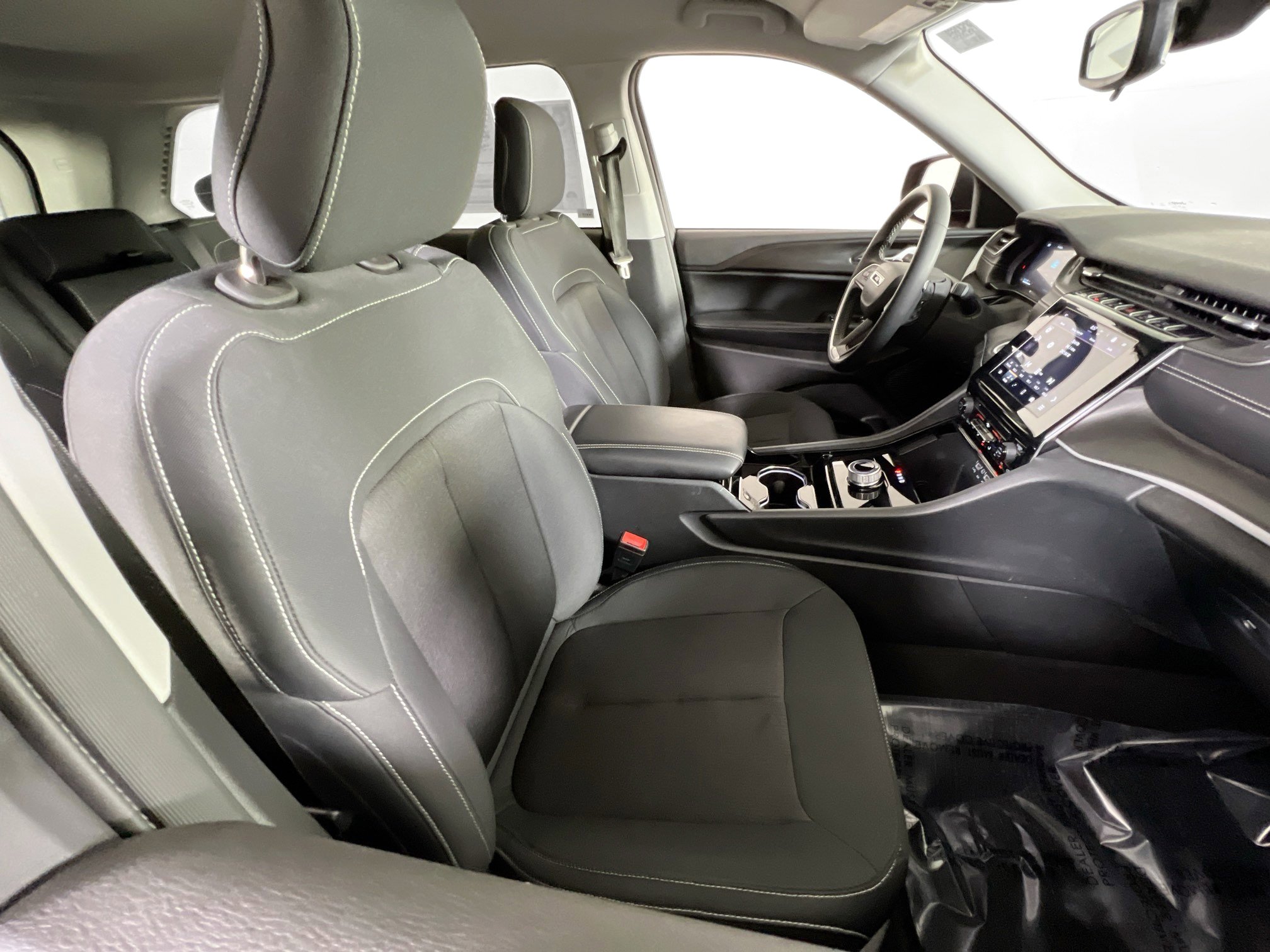 Used 2023 Jeep Grand Cherokee Laredo image 25