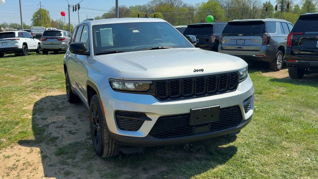 Used 2025 Jeep Grand Cherokee Altitude AWD/4WD image 9