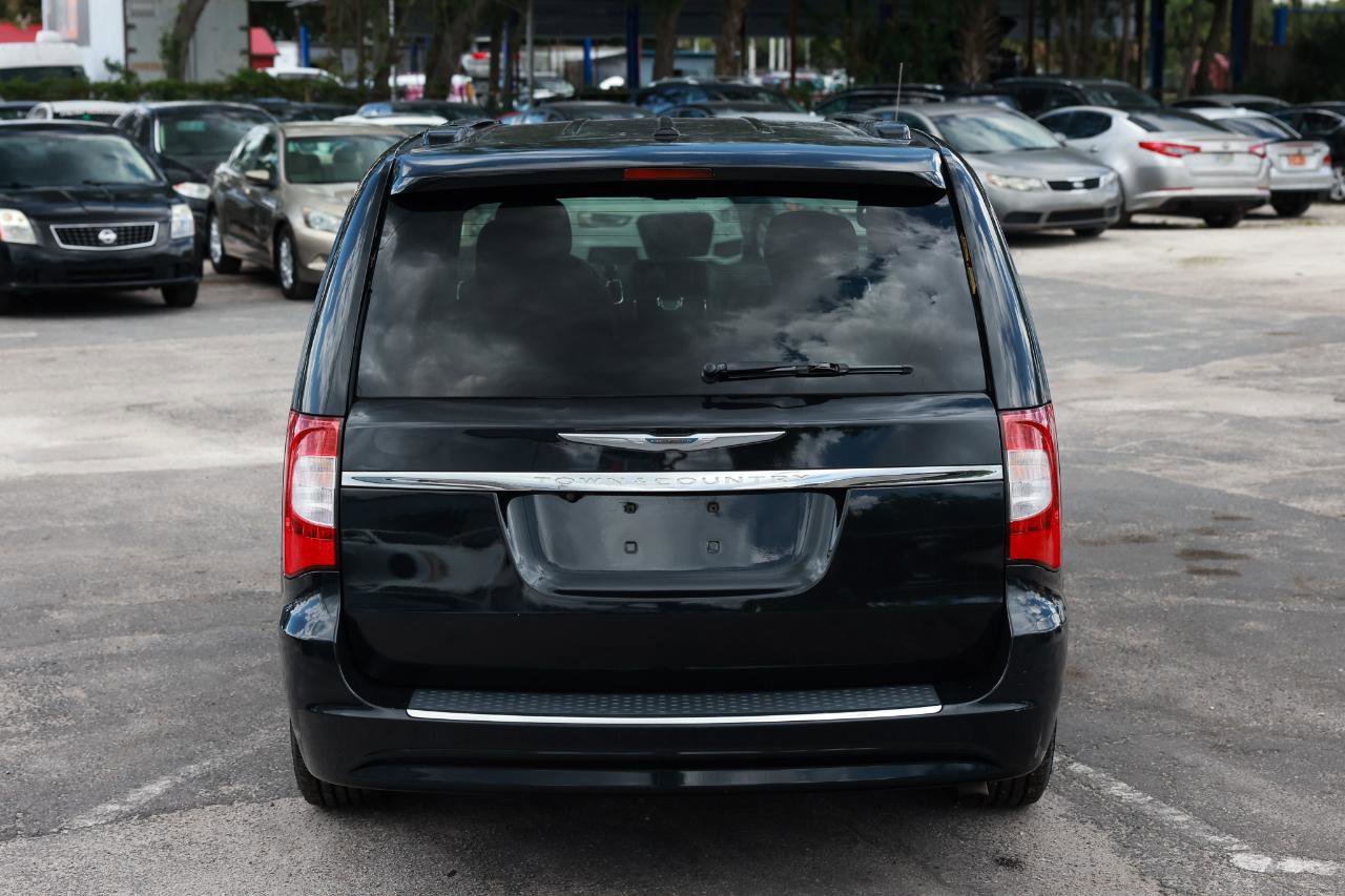 Used 2012 Chrysler Town & Country Touring w/ Entertainment Group #1 FWD image 9