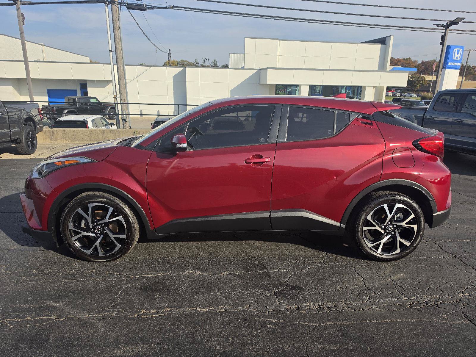 Used 2018 Toyota C-HR XLE FWD image 2