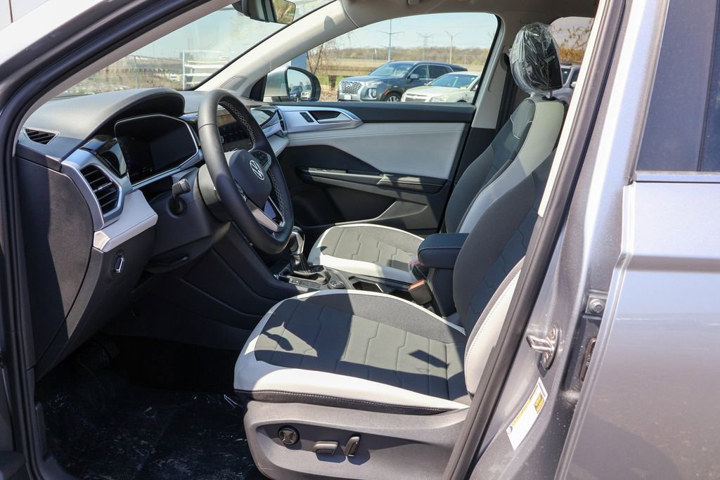New 2025 Volkswagen Taos SE image 5