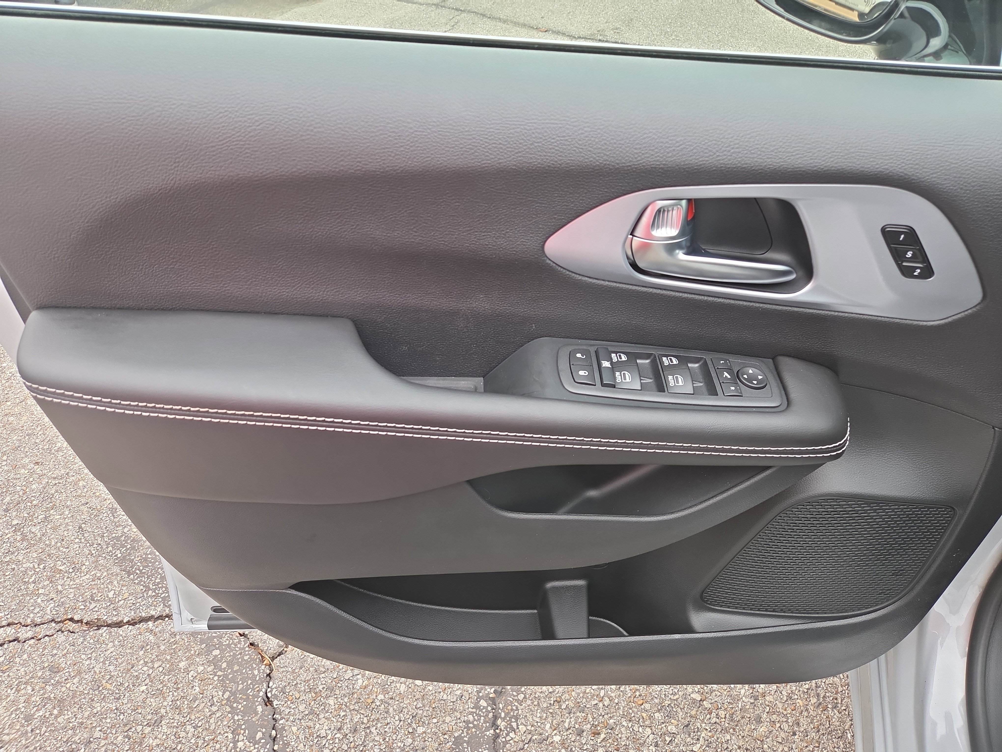 New 2026 Chrysler Pacifica Limited image 5