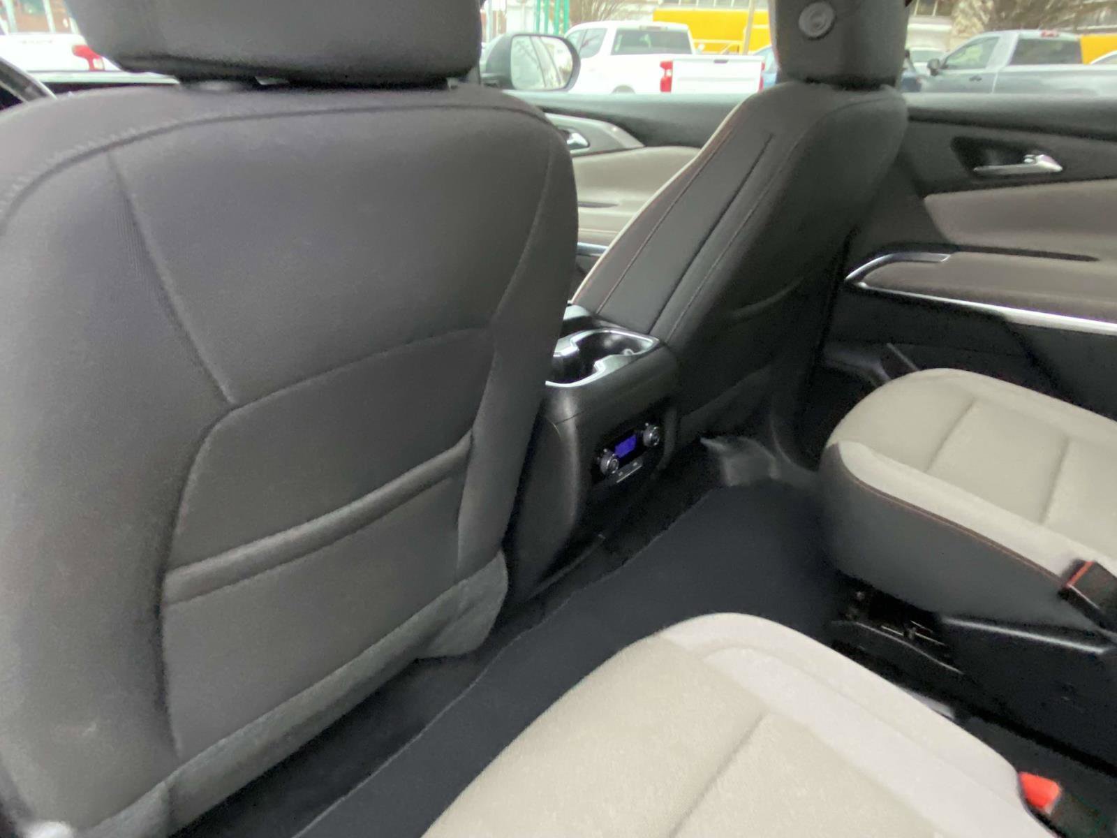 Used 2025 Chevrolet Traverse LT image 3