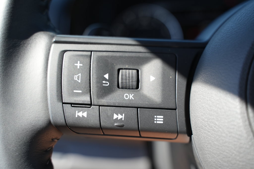 Used 2024 Nissan Pathfinder SV AWD/4WD image 33