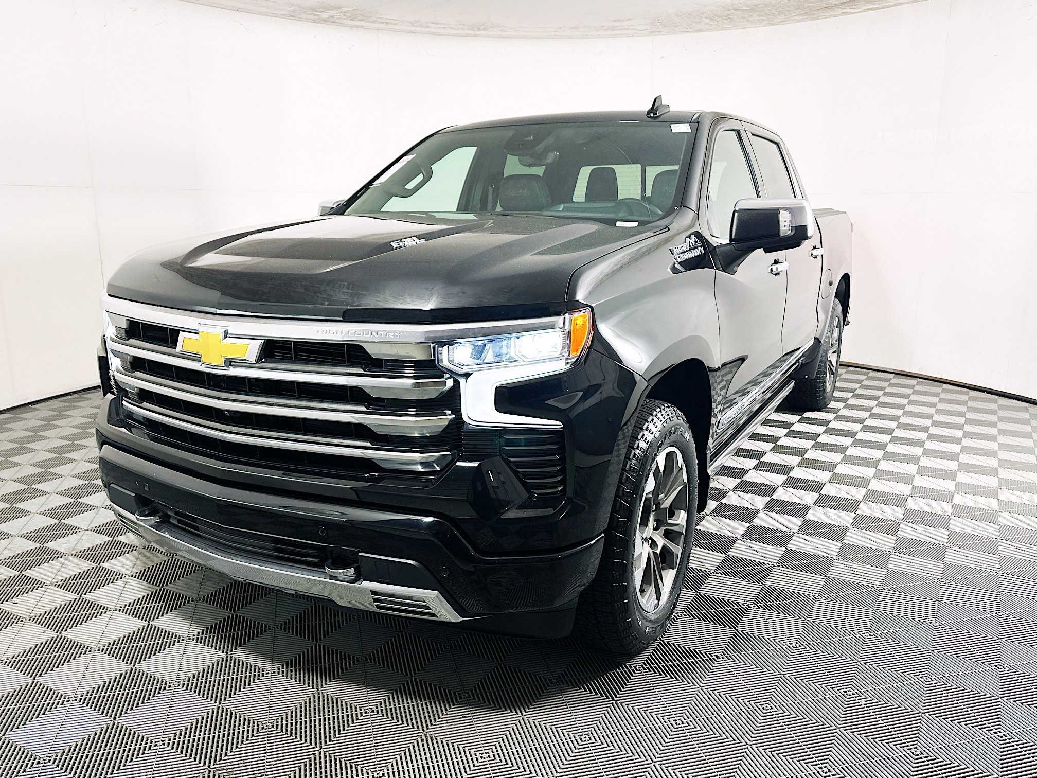 Used 2023 Chevrolet Silverado 1500 High Country w/ Technology Package AWD/4WD image 7