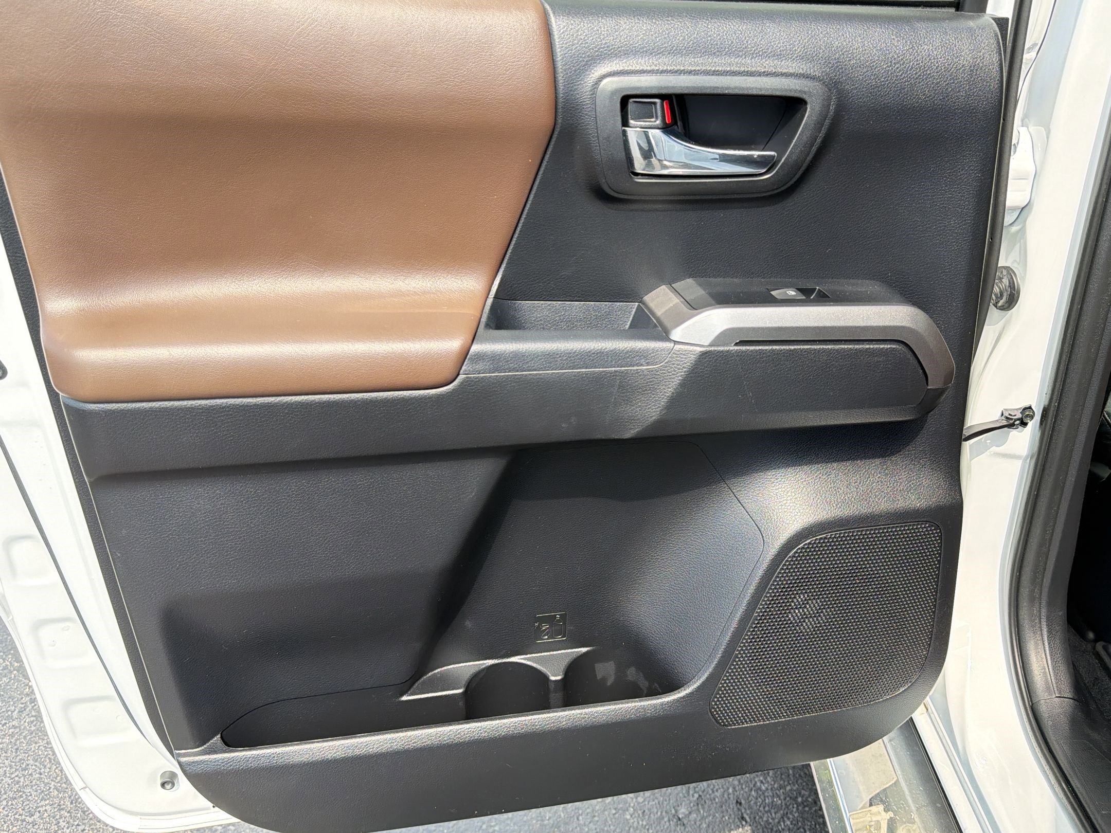 Used 2019 Toyota Tacoma Limited image 23