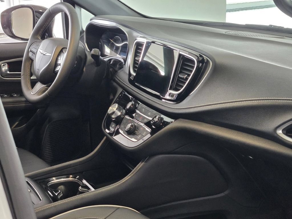 Used 2025 Chrysler Pacifica Limited FWD image 8
