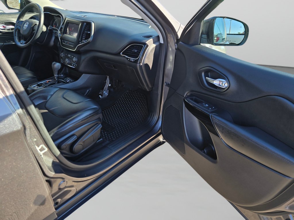 Used 2020 Jeep Cherokee Latitude Plus AWD/4WD image 25